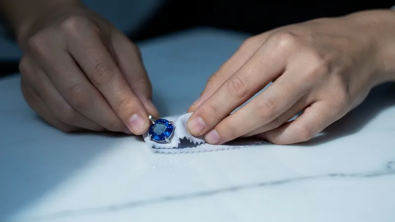 Polir un saphir : techniques pour raviver l'éclat